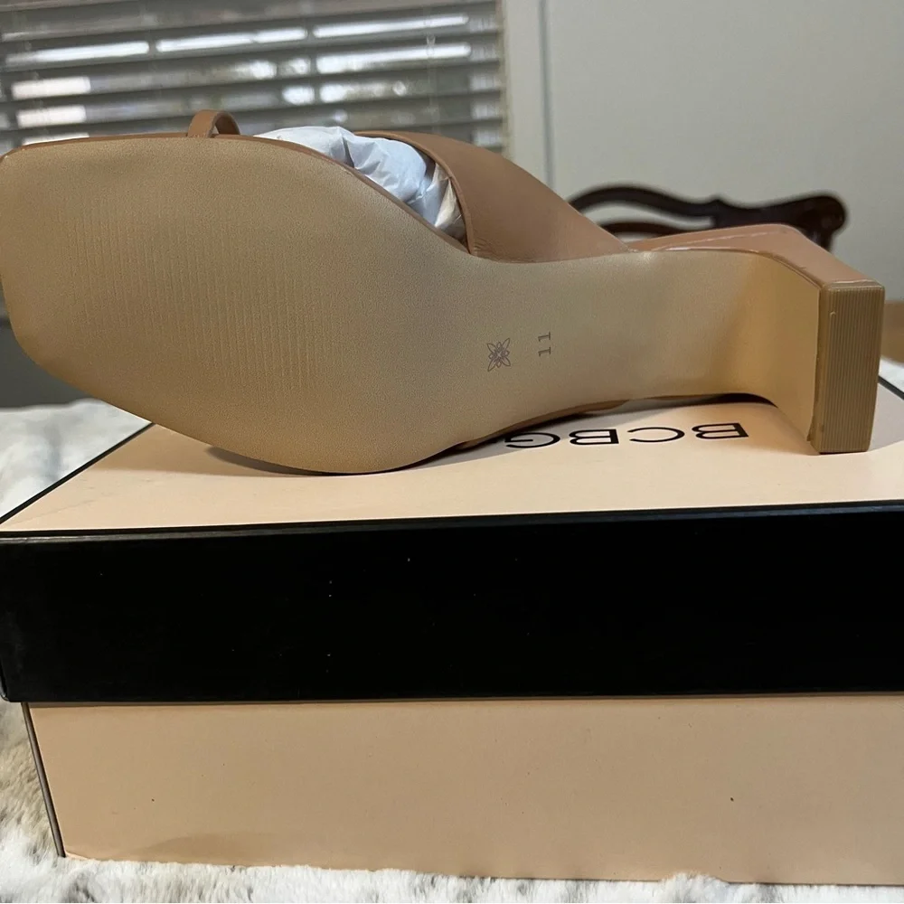 NIB BCBGeneration Leather Flian Toe Ring Tan Heel Sandals sz 11 - Picture 10 of 11